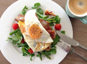 Breakfast Salad – leaves, tomatoes, asparagus, bacon & eggs