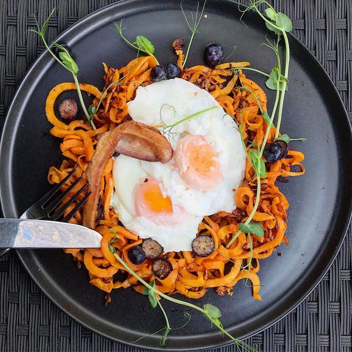 Gorgeous park walk and coffee with a friend followed by cinnamon kumara noodles and poachies 😋 Note my home-grown pea sprouts 💃🏻💪🏼