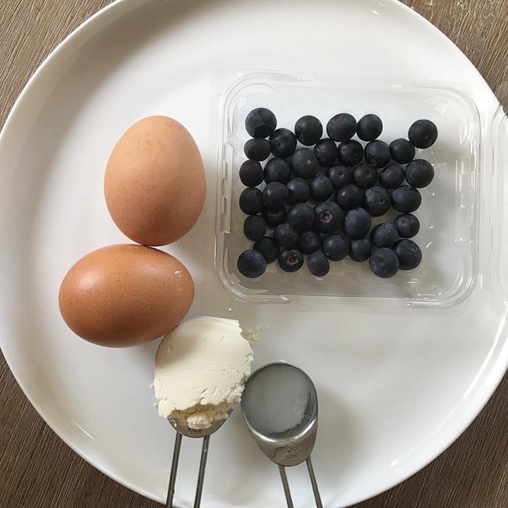 It’s a protein pancake type of morning! 😋 Whisk together 2 eggs with 2 tbs protein powder, then stir in the blueberries. Heat a small fry pan and add 1 tsp coconut oil. Once hot, pour in the batter and cook for 4-5 mins. Flip and cook another minute. Serve with a dollop of coconut yoghurt and a drizzle of maple 👌🏼👍🏼